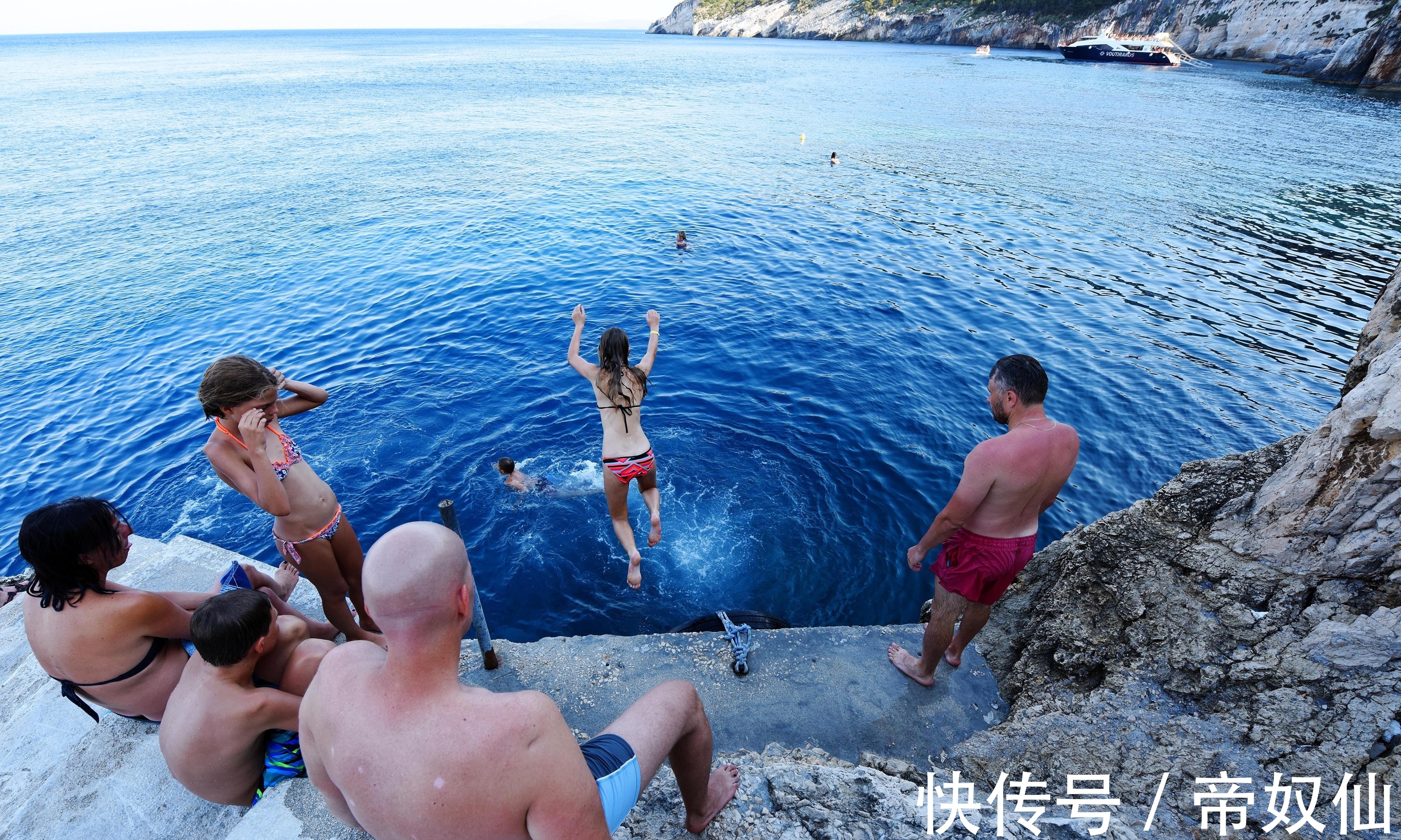 蓝洞|老外育儿“简单粗暴”，到悬崖海边游泳，老爸怂恿孩子往下跳