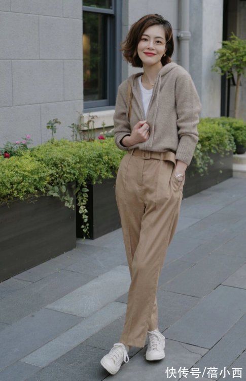 v领 穿毛衣,不一定要配半身裙才好看,学时髦精搭配裤子更时髦上档次