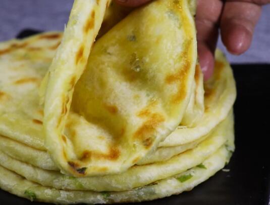 葱油饼如此做，真的是太香了，一周吃7次都不腻，详细做法教会你