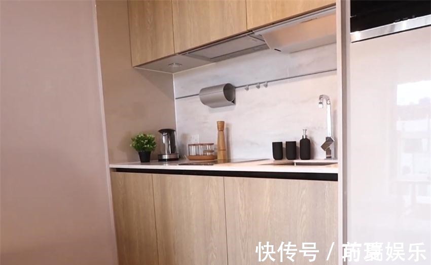 收纳|小两口买下21㎡婚房,巴掌大的家挤出“双客厅”,生活去繁从简