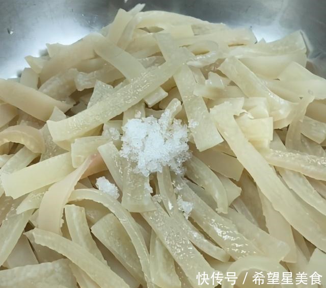 猪皮冻是最正宗的做法,Q弹爽滑,晶莹剔透,看着这都流口水