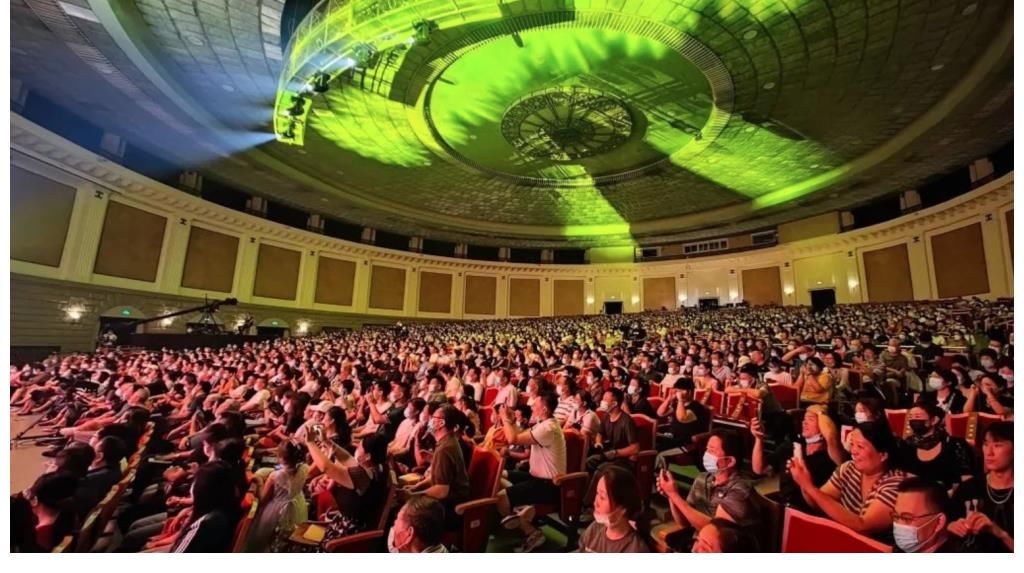 相声|中国广播艺术团艺术季收官，相声名家冯巩压轴登场，现场掌声雷动