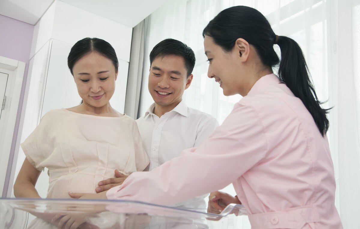 羊水|显怀越早，胎儿发育越好？若早于这个月，或暗示孕妈、胎宝有危险