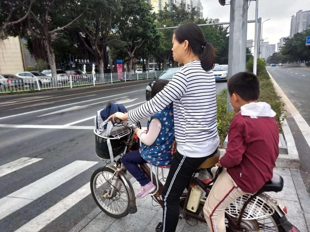 孩子|爸爸穿“工作服”开家长会，导致儿子被朋友嘲笑：我不要面子吗？