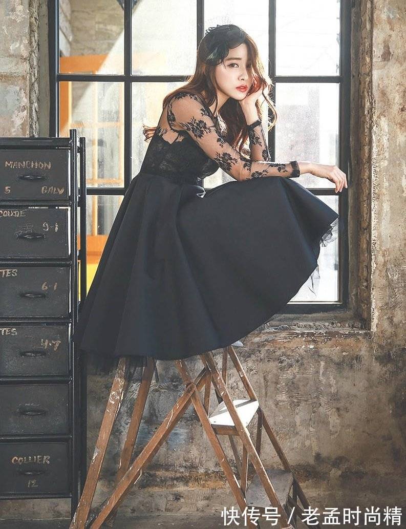 吊带连衣裙 ??经典黑色吊带连衣裙,拼接刺绣网纱外罩,高雅时尚