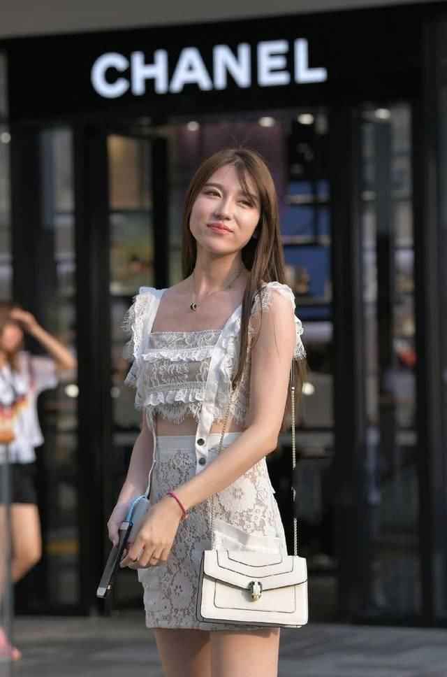 街拍美女：一袭束腰白裙，清凉自信，亭亭玉立