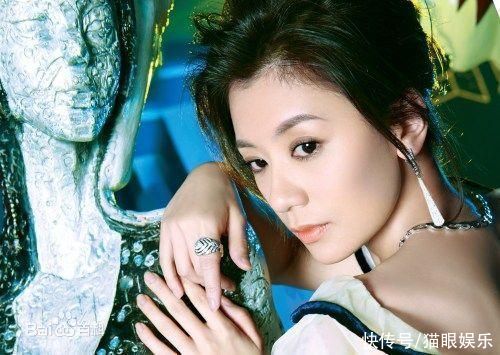 賈靜雯修傑楷一家五口同框,仨女兒長相神似,5歲咘咘弱視惹人憐