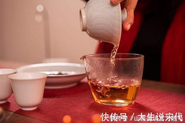 在茶桌上这些失礼的行为,看看你有没有中招细节成就品味