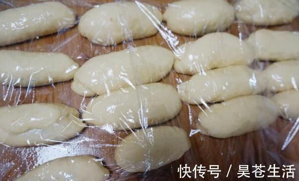 面粉别再蒸馒头了，不用一滴水，不用烤箱，在家做松软早餐面包