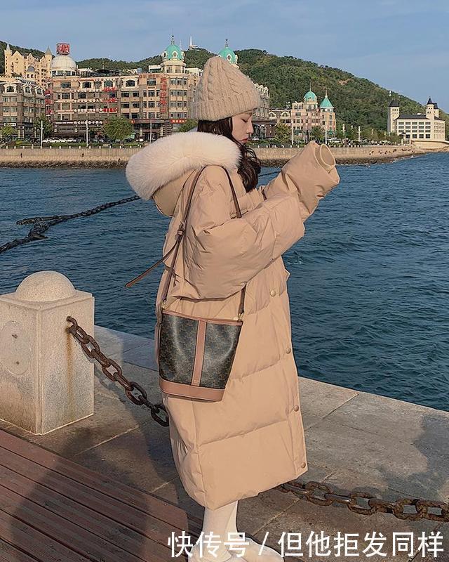 配对|别总穿黑色了,冬天流行的是“奶茶色”羽绒服,配对裤子更时髦!