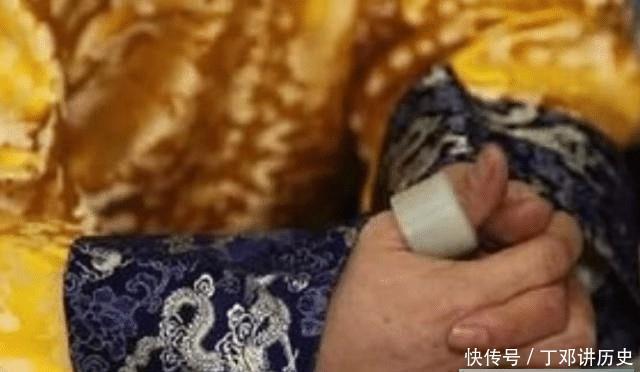 噎住|他手戴价值上亿的乾隆扳指, 专家要求上交, 他却用6个字噎住专家
