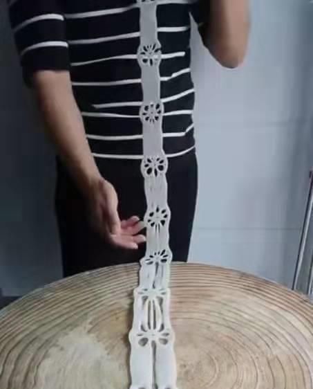 日本大厨秀刀工,把鱼切成了蝴蝶,只见中国小学徒拿过来一节莲藕