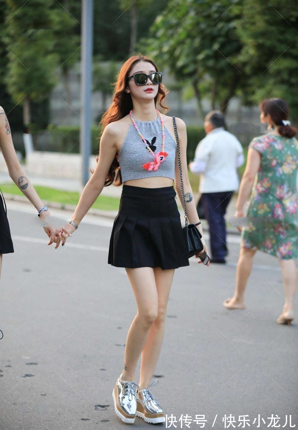 优雅|这么优雅的80后贵妇,穿着精致的高跟鞋,就算我未婚,我也愿意