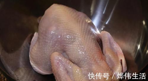 整只鸡放电饭锅里焖,不加水不放油,出锅比烤鸡还香,太诱人了