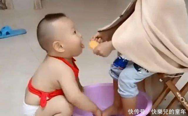 大宝|二胎弟弟给姐姐洗脚动作娴熟,原是有这个做诱饵,网友:最小童工