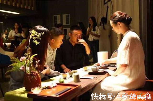 周日清!别人倒茶时,对方敲几下桌子有何含义,别再傻傻弄不懂