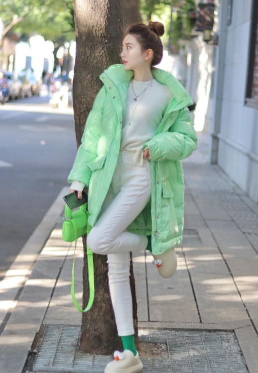 小姐姐|今年流行“羽绒服+小脚裤”,时髦显瘦又保暖,轻松美出新高度