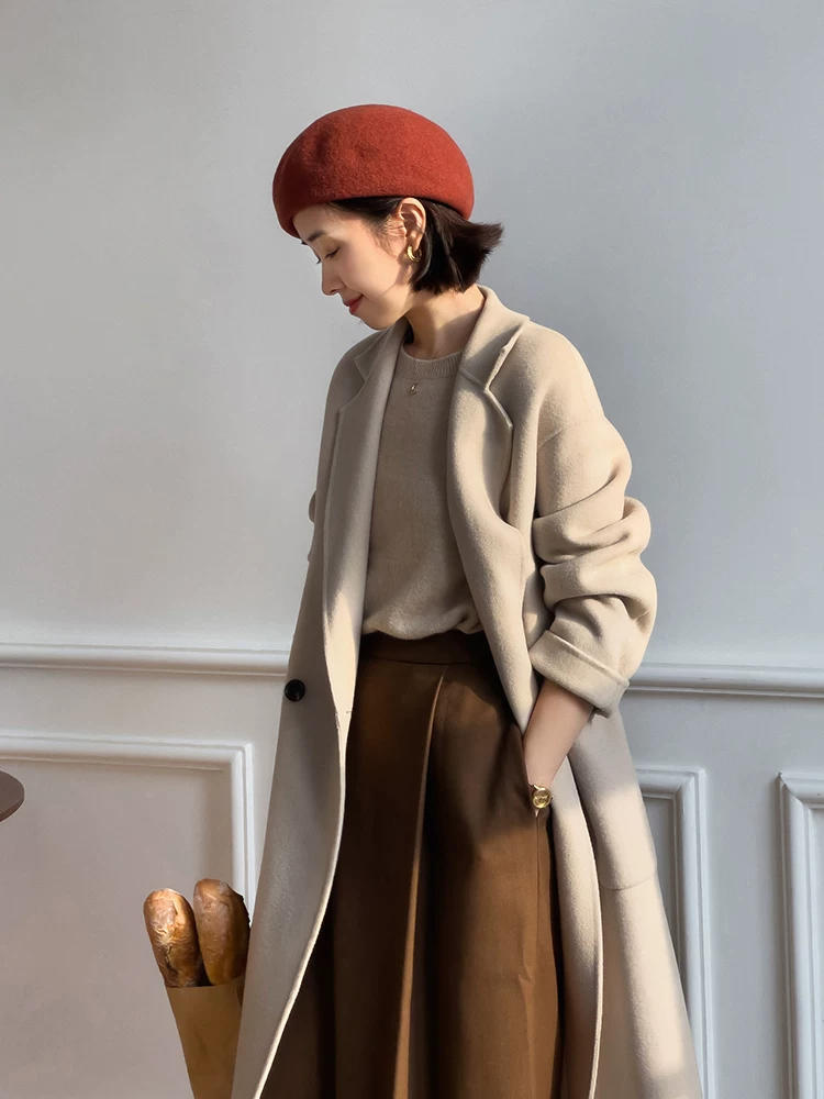 杏色|美人从不迟暮,40+姐姐用大衣+半身裙,不费吹灰之力就漂亮,真美