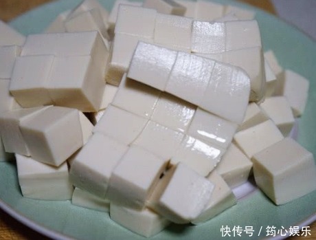 做麻婆豆腐时，别再焯水了，用上一个妙招，豆腐嫩滑入味不易碎