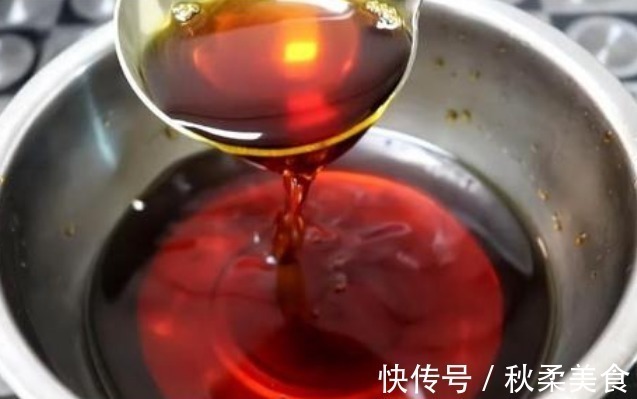 炒糖色时，冰糖先下锅就错了，大厨教你做法，红润鲜亮，不糊不苦