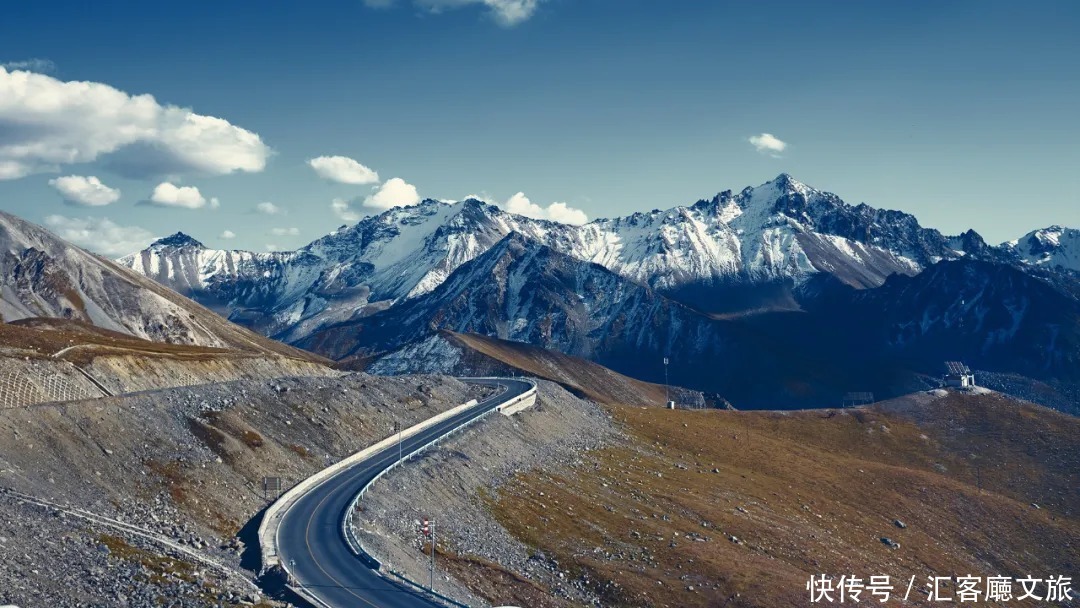 横跨崇山峻岭，穿越深山峡谷，独库公路“纵贯天山的景观大道”