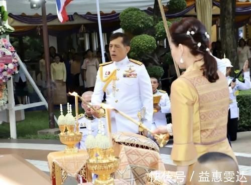 苏提达王后|苏提达王后的新发型太美!鱼骨辫配月牙珍珠发卡,时尚又减龄