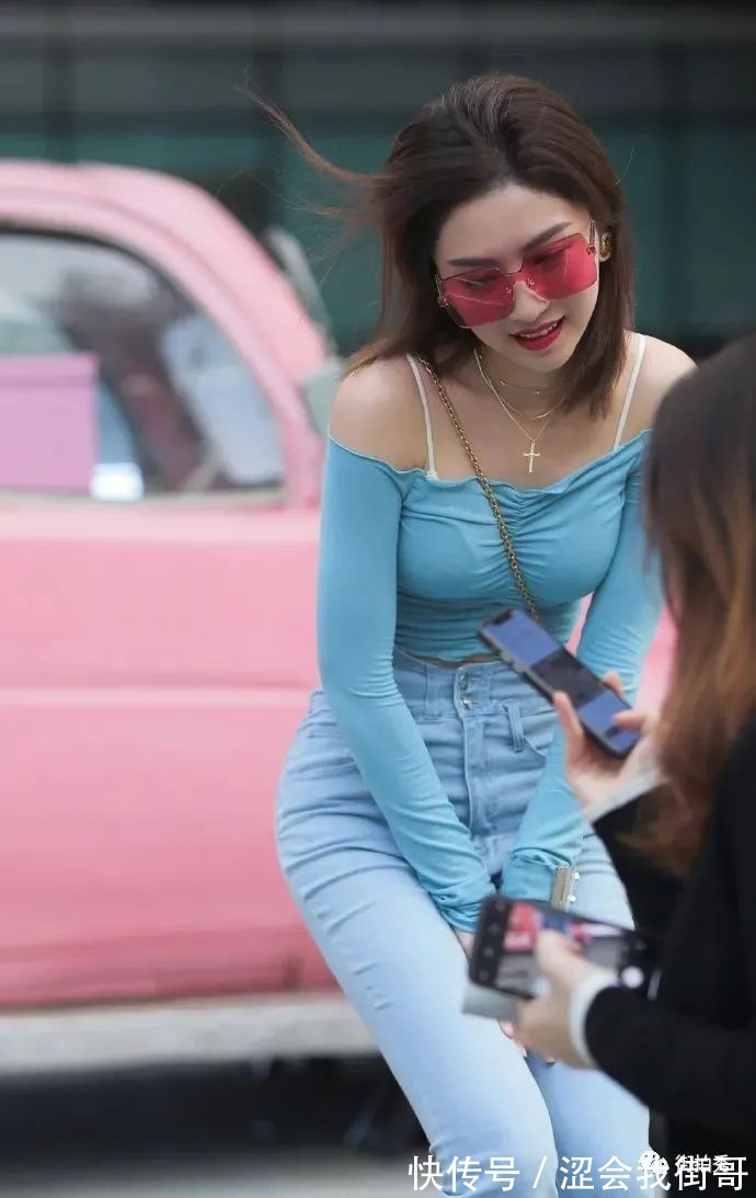 T恤|一字肩T恤搭配喇叭裤,美得就像一幅油画