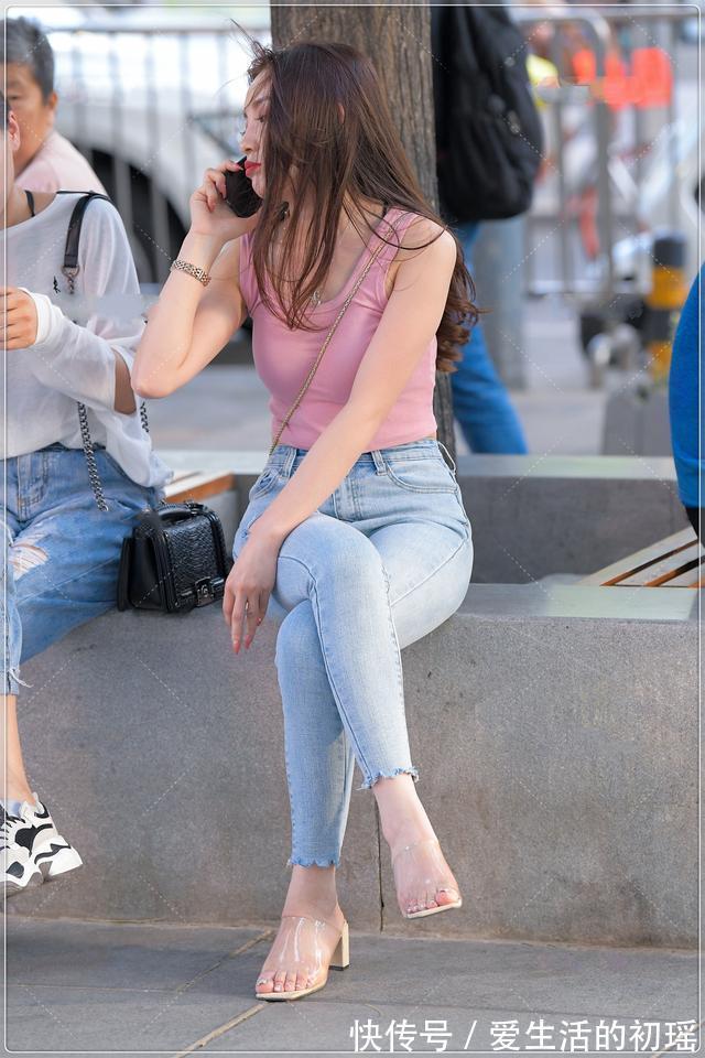 吊带 粉色吊带搭配破洞牛仔裤,青春靓丽,气质迷人