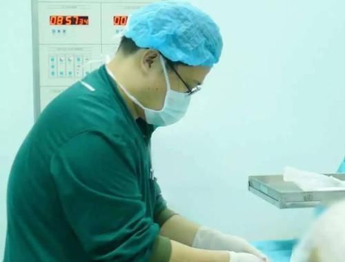 宝妈|90后宝妈被推进产房后,医生的问题让她懵了,护士赶紧去通知家属