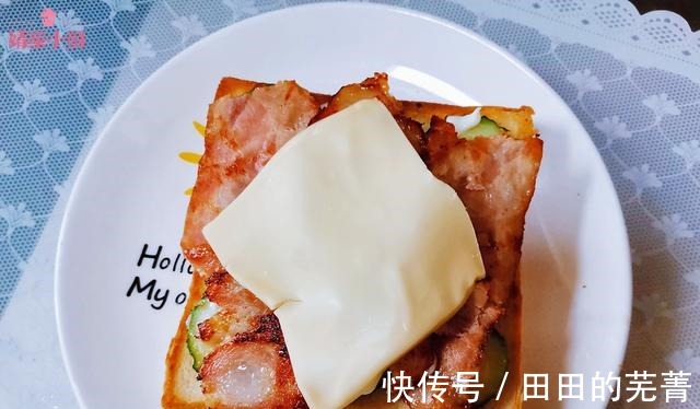 芝士培根煎蛋三明治|超简单的早餐自制三明治,这样做营养均衡又美味,完胜外卖~!
