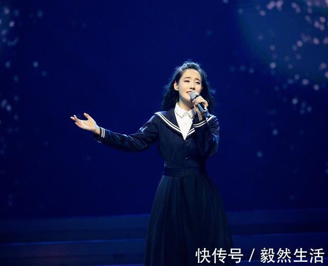 王霏霏|是胖了还是衣服紧了王智复活赛回归舞台,赘肉有点遮不住了