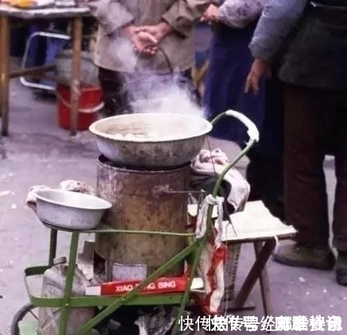 老照片#历史老照片80年代老百姓下饭馆，手纸还在论斤卖