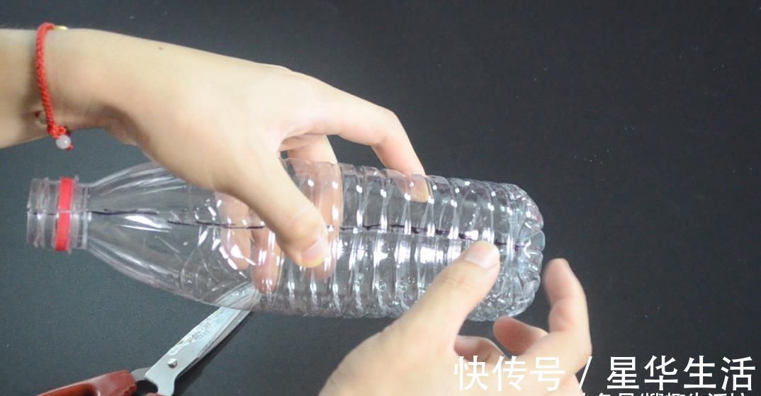把毛巾塞进矿泉水瓶, 解决了一大堆人出游遇到的难题, 赶紧试一试
