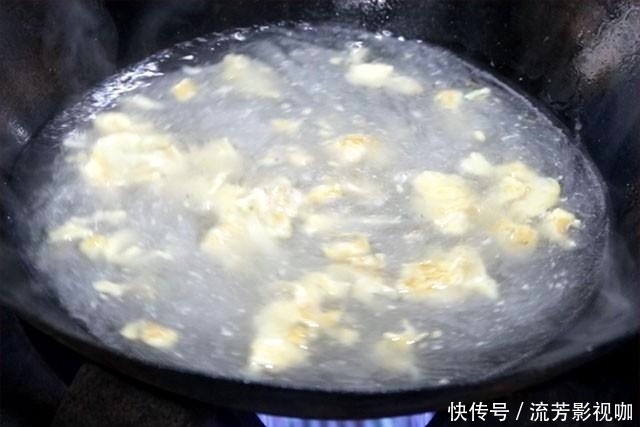 秋燥|初秋微凉,就爱一锅三鲜汤,暖胃降秋燥,加上这道食材,满口鲜香