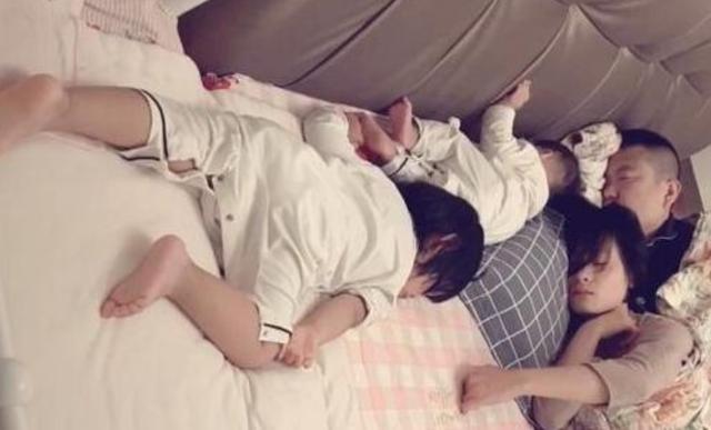 孩子|“佛系夫妻”睡姿火了,夫妻恩爱孩子随意睡,网友:孩子是意外