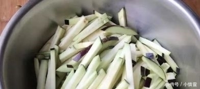 茄子|茄子别直接炒着吃了,教你一个新吃法,做法简单味道足,比肉还香