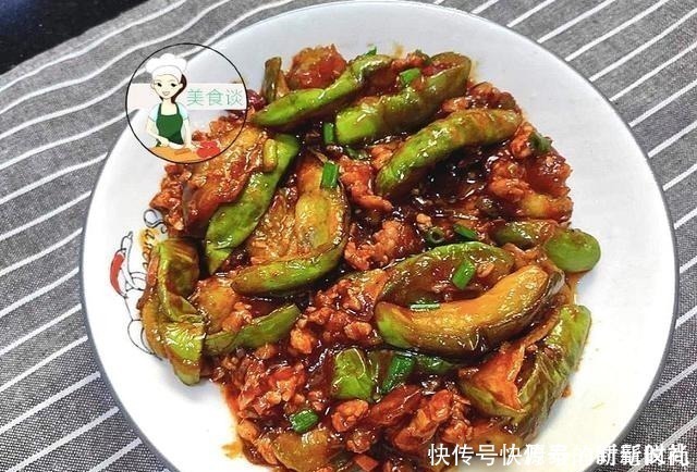 白醋|炒茄子时,直接下锅就错了,大厨教您一招,茄子香软,不油不发黑!