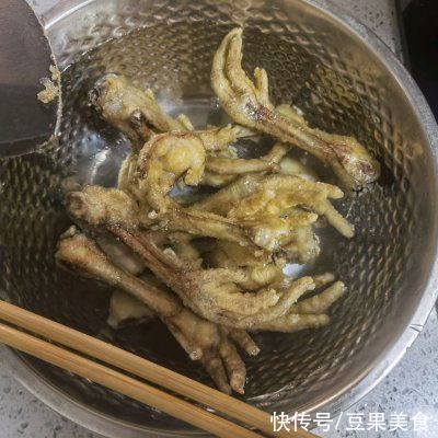 冬天吃秘制麻辣虎皮凤爪，暖身又暖心
