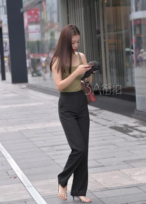 街拍：靓丽穿搭装点精致生活，简约也是一种独特的美