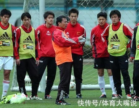 中國(guó)足壇|前國(guó)奧主帥再出山中國(guó)足壇的“救火隊(duì)長(zhǎng)”，能力不足情商補(bǔ)