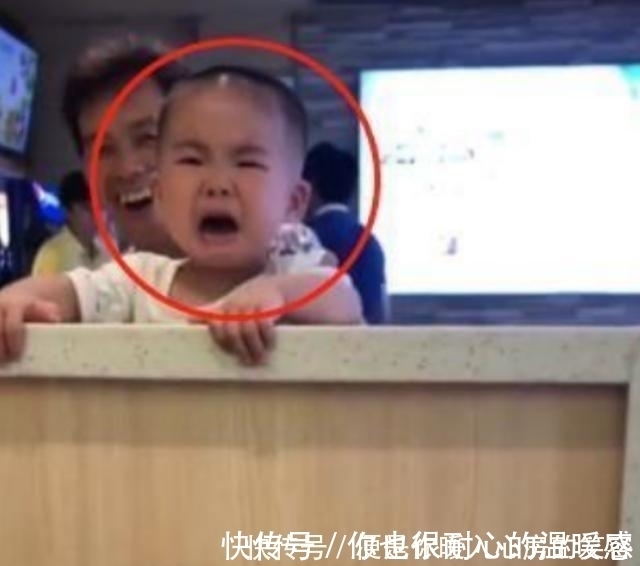 家长|最坏阿姨用鸡腿诱惑，隔壁宝宝都馋哭了，宝爸的做法值得点赞