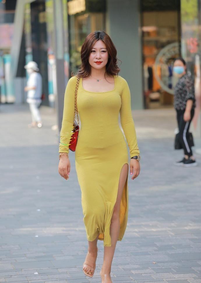 喜欢|美女街拍:微胖的北方美女,爸爸喜欢的类型,结婚后可能会有很多后代