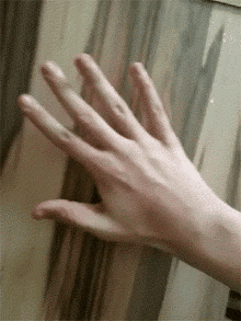 |搞笑GIF: 下次记得关门 要是突然有人进来那就尴尬了