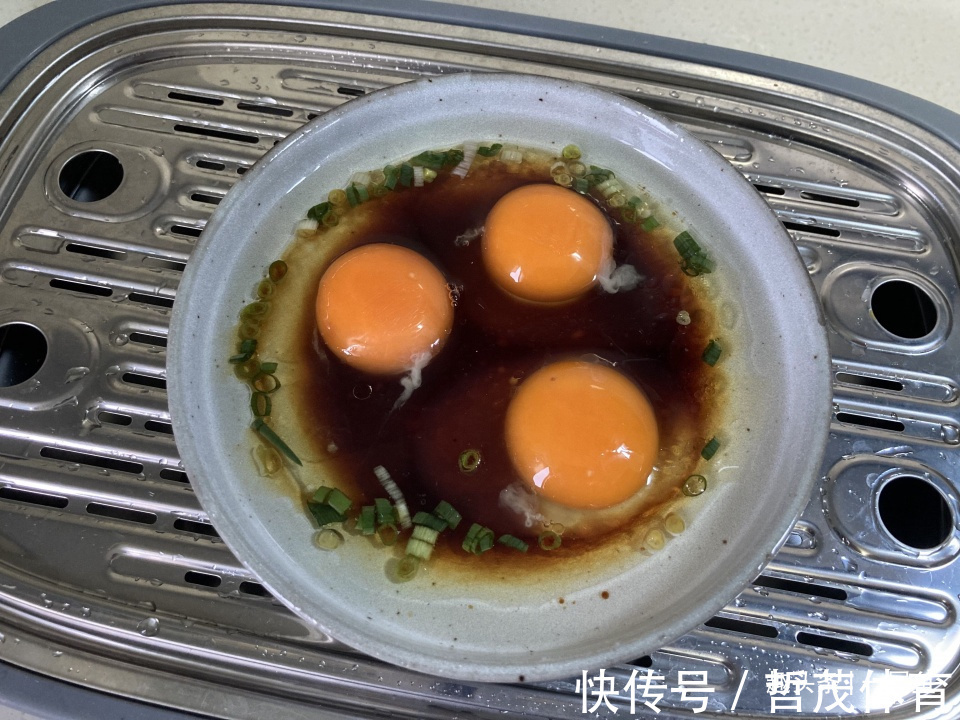 鸡蛋|三个鸡蛋加根葱，这样蒸一蒸，八分钟就出锅，鲜香美味很下饭