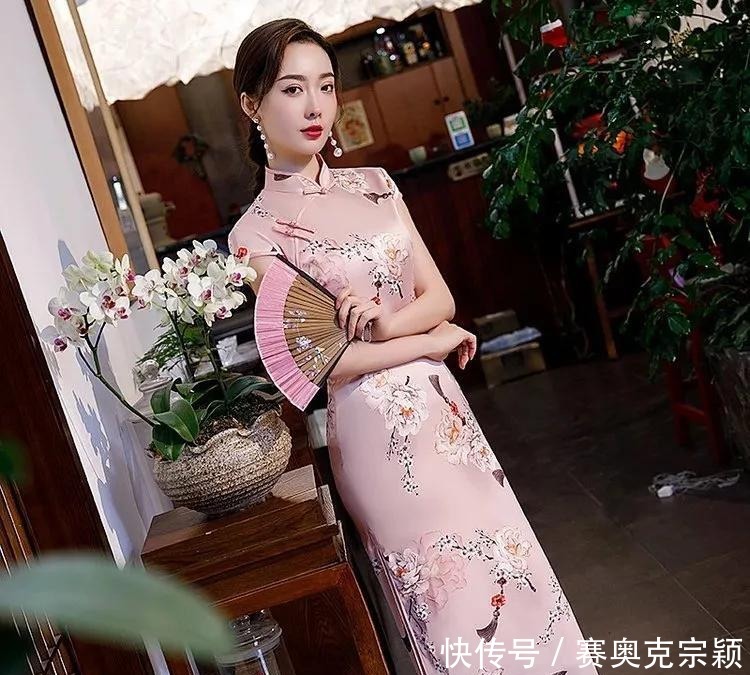 旗袍|旗袍走秀的时候,怎么使用扇子、油纸伞等道具做到如何锦上添花?