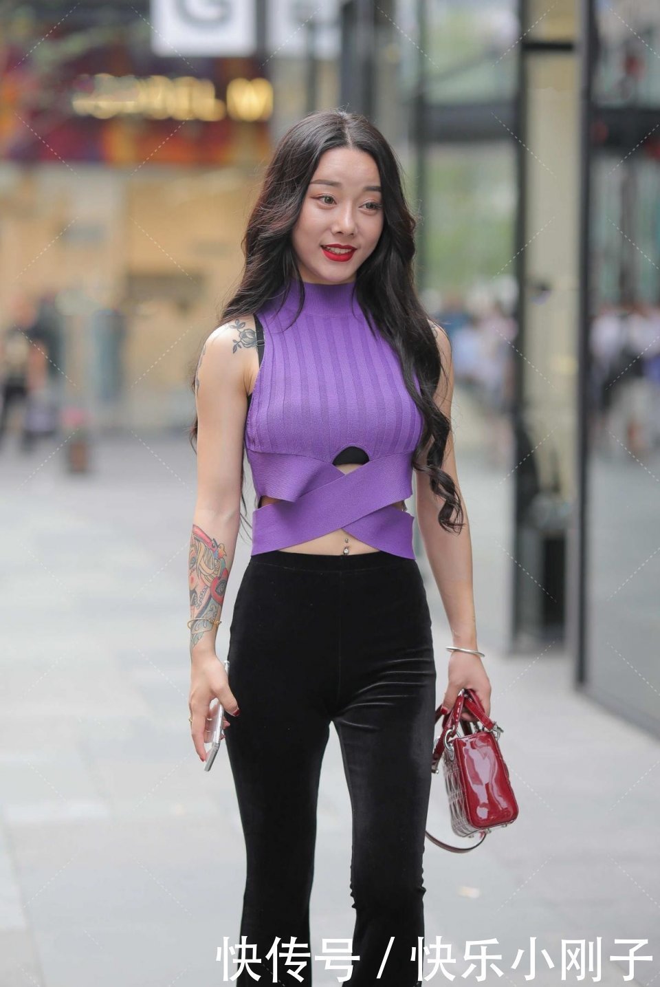 紫色|看起来就活的比较奔放，怎么会有如此高级的美女，带来复古高级感