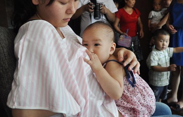 宝妈|“俺在喂奶,公公在一旁逗娃”,25岁宝妈哭泣自述无法阻止