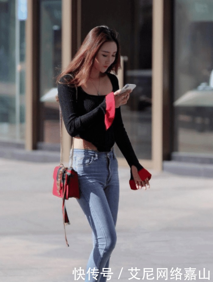 高冷美女,牛仔裤秀出大长腿,气场十足!