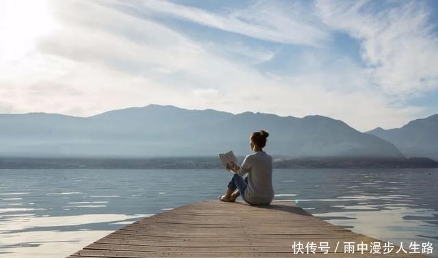 何炅宅家日常曝光一个人的气质,藏在他读过的书里