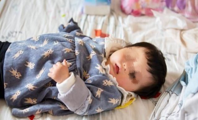 孩子|8个月男婴,被奶奶“哄成”脑瘫儿,竟还有家长不知悔改